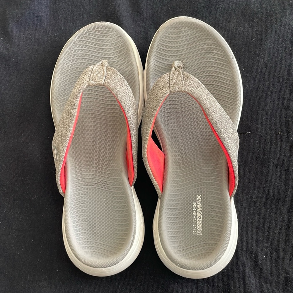 Women's Skechers Goga Max Flip-Flops | Gray/Pink | Size 9